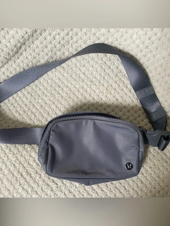 lululemon everywhere Slate Gray Belt Bag 1L - Picture 1 of 3